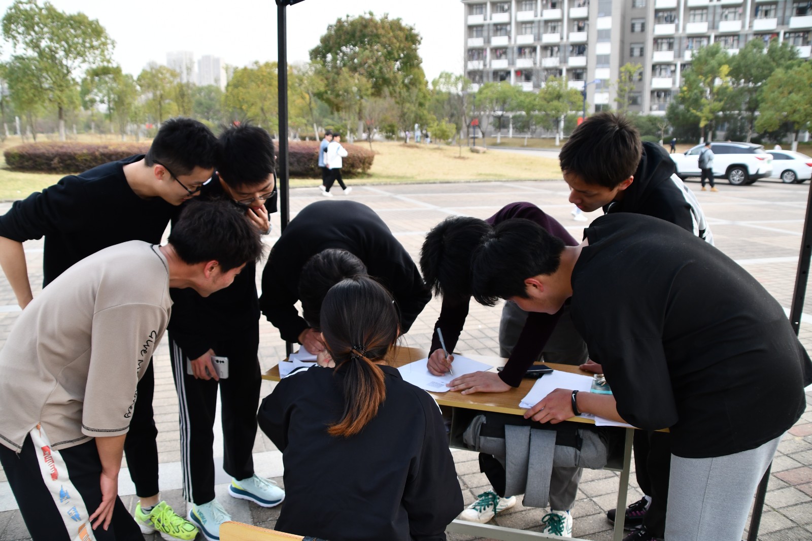 （圖6：數學闖關代表隊在指定關卡推算解題）.JPG
