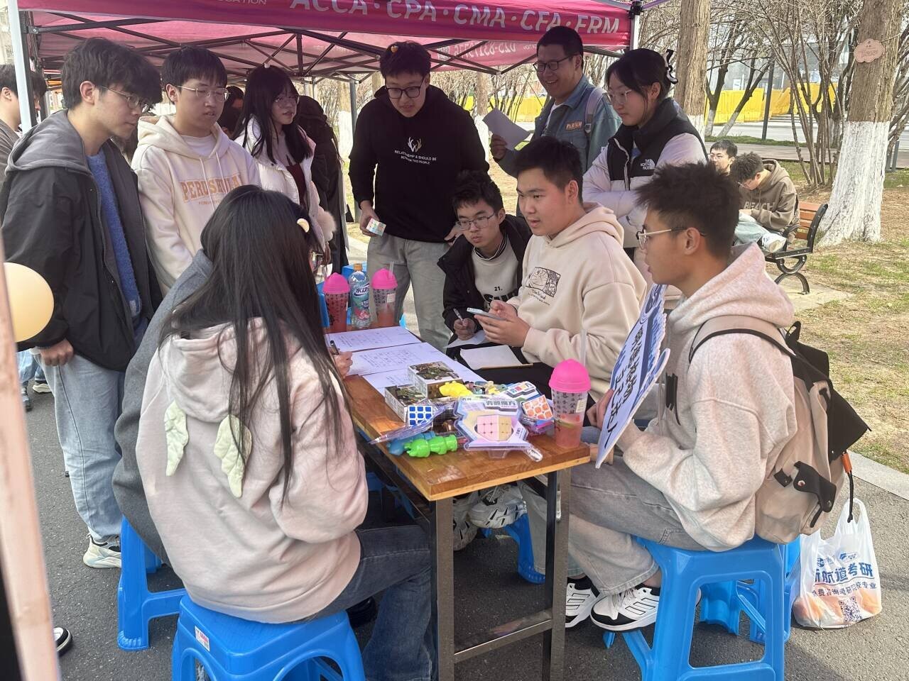 1711959170956337.jpg 圖4:南京信息工程大學數學文化節“趣味遊園會”戶外現場.jpg