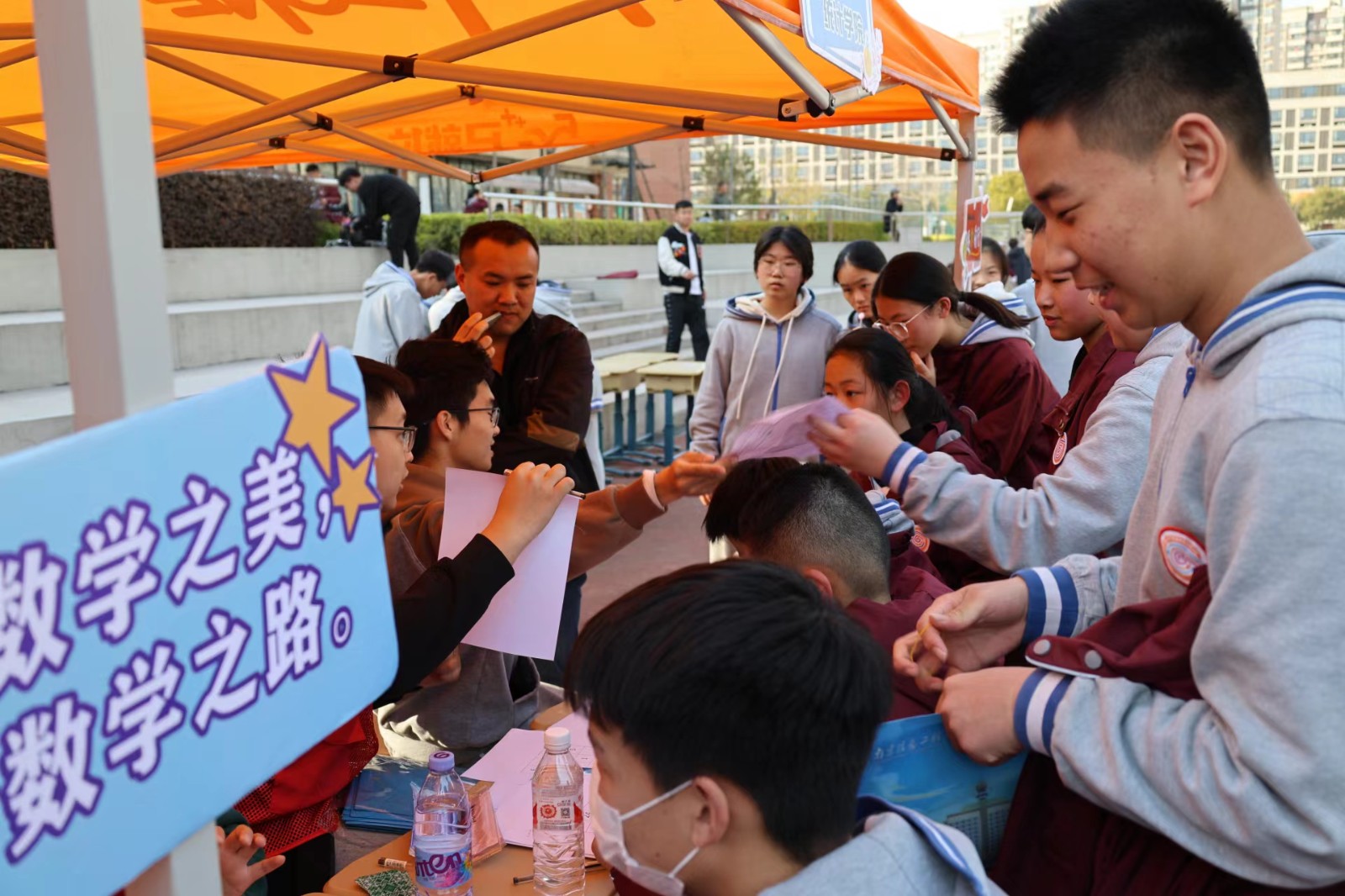 1711959184225546.jpg 圖5:南京信息工程大學數學文化節“走進中學科普行”活動現場.jpg